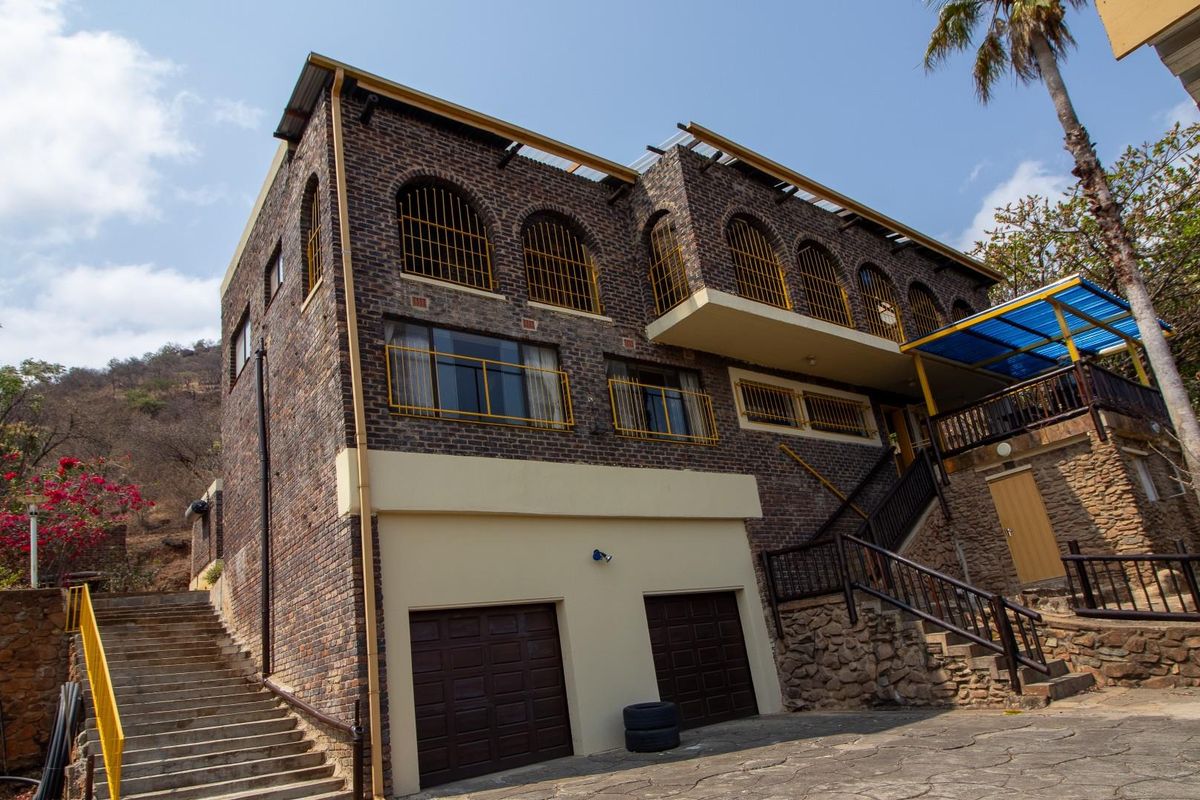 Spacious 6-bed 4-bath House For Sale in Barberton - Photo 2