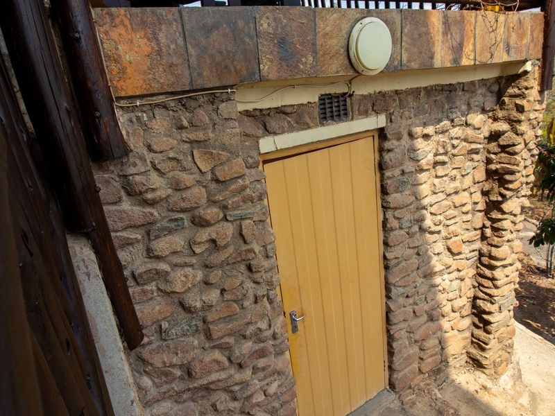 Spacious 6-bed 4-bath House For Sale in Barberton - Photo 4