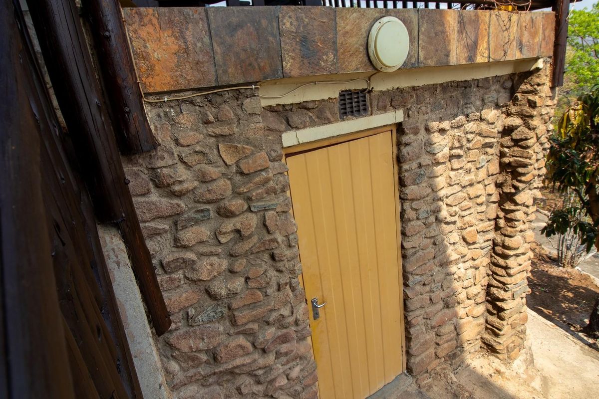 Spacious 6-bed 4-bath House For Sale in Barberton - Photo 4