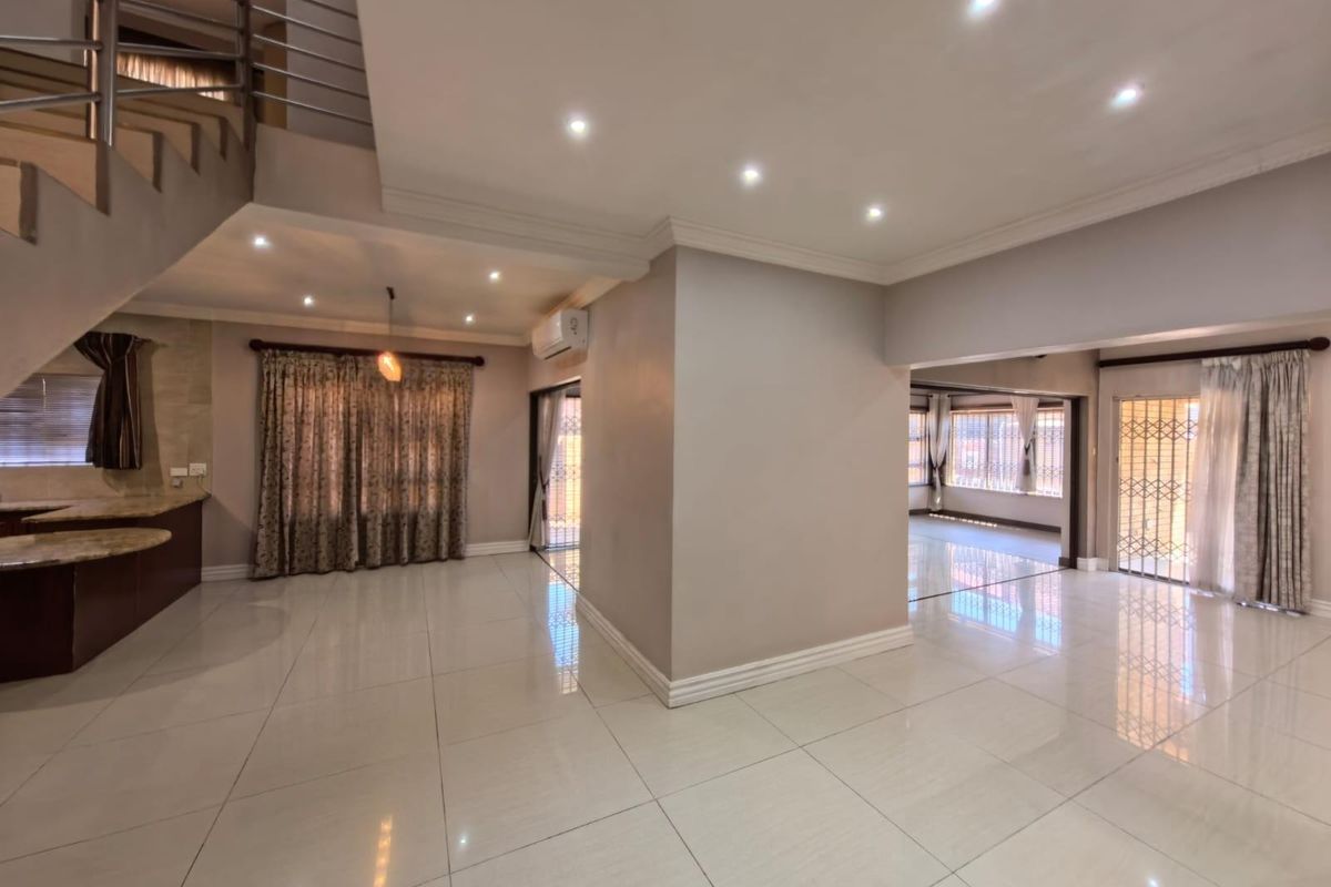 House For Sale in Roylglen Gardens, Kimberley - Photo 4