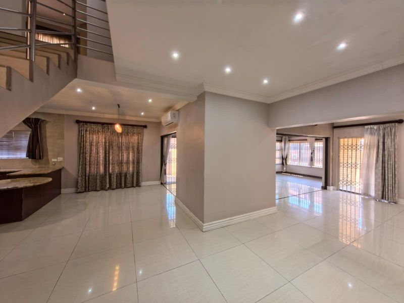 House For Sale in Roylglen Gardens, Kimberley - Photo 4