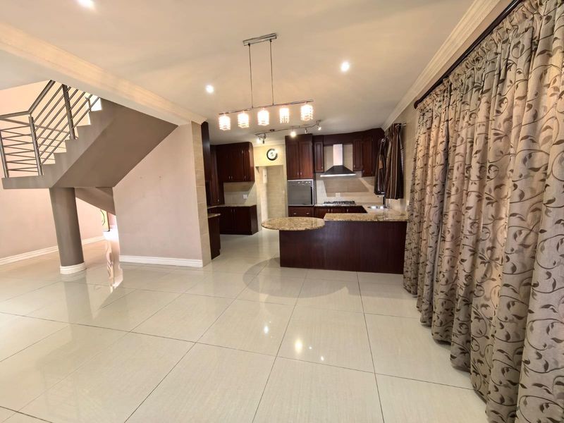 House For Sale in Roylglen Gardens, Kimberley - Photo 3