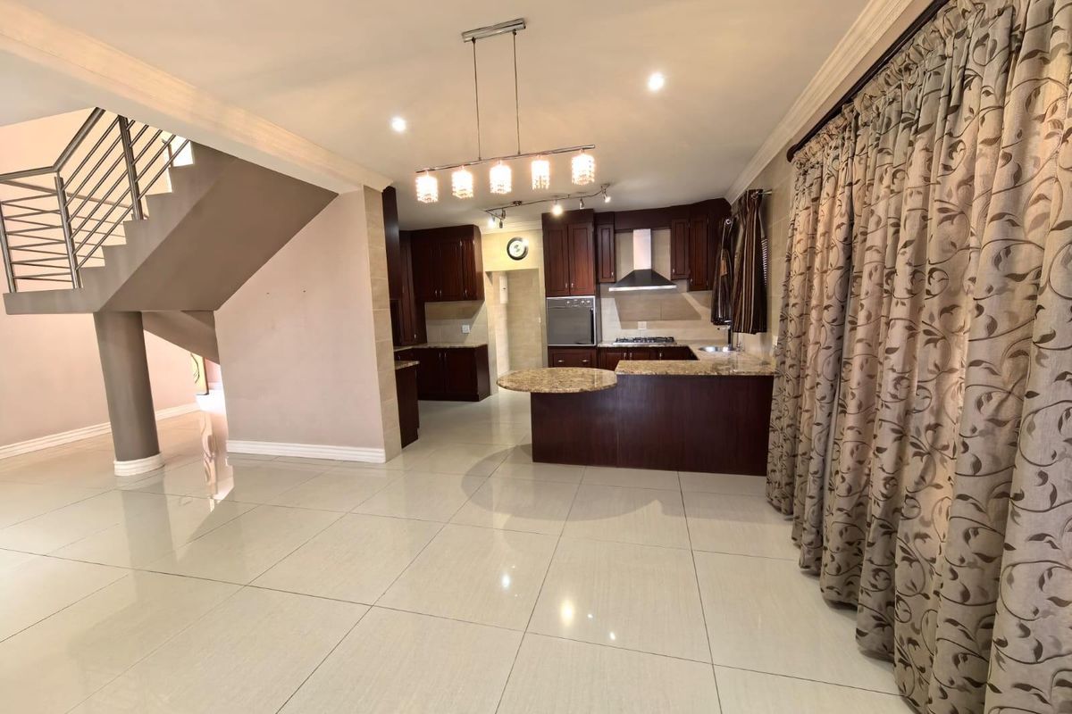 House For Sale in Roylglen Gardens, Kimberley - Photo 3