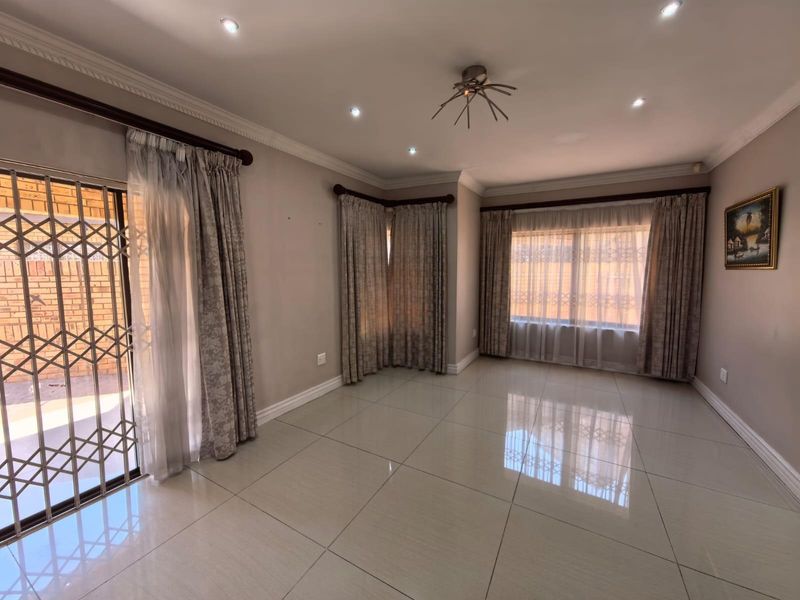 House For Sale in Roylglen Gardens, Kimberley - Photo 5