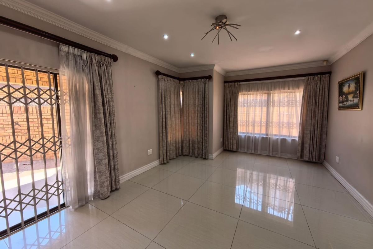 House For Sale in Roylglen Gardens, Kimberley - Photo 5