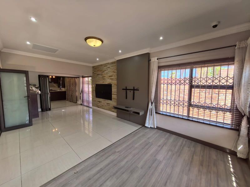 House For Sale in Roylglen Gardens, Kimberley - Photo 9