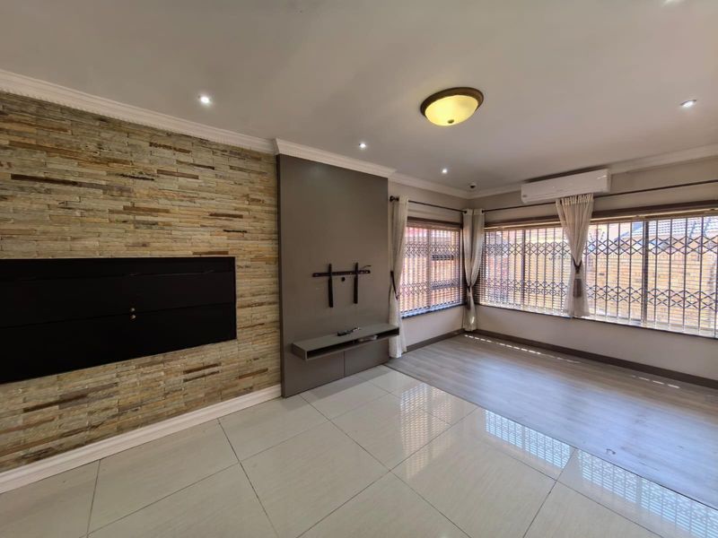 House For Sale in Roylglen Gardens, Kimberley - Photo 8