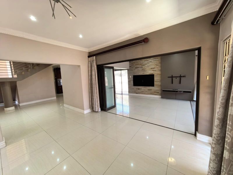 House For Sale in Roylglen Gardens, Kimberley - Photo 6