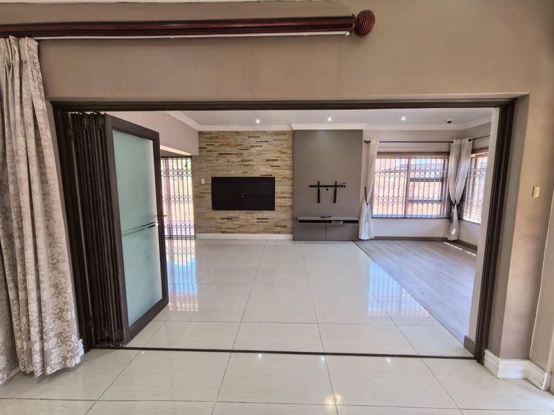 House For Sale in Roylglen Gardens, Kimberley - Photo 7