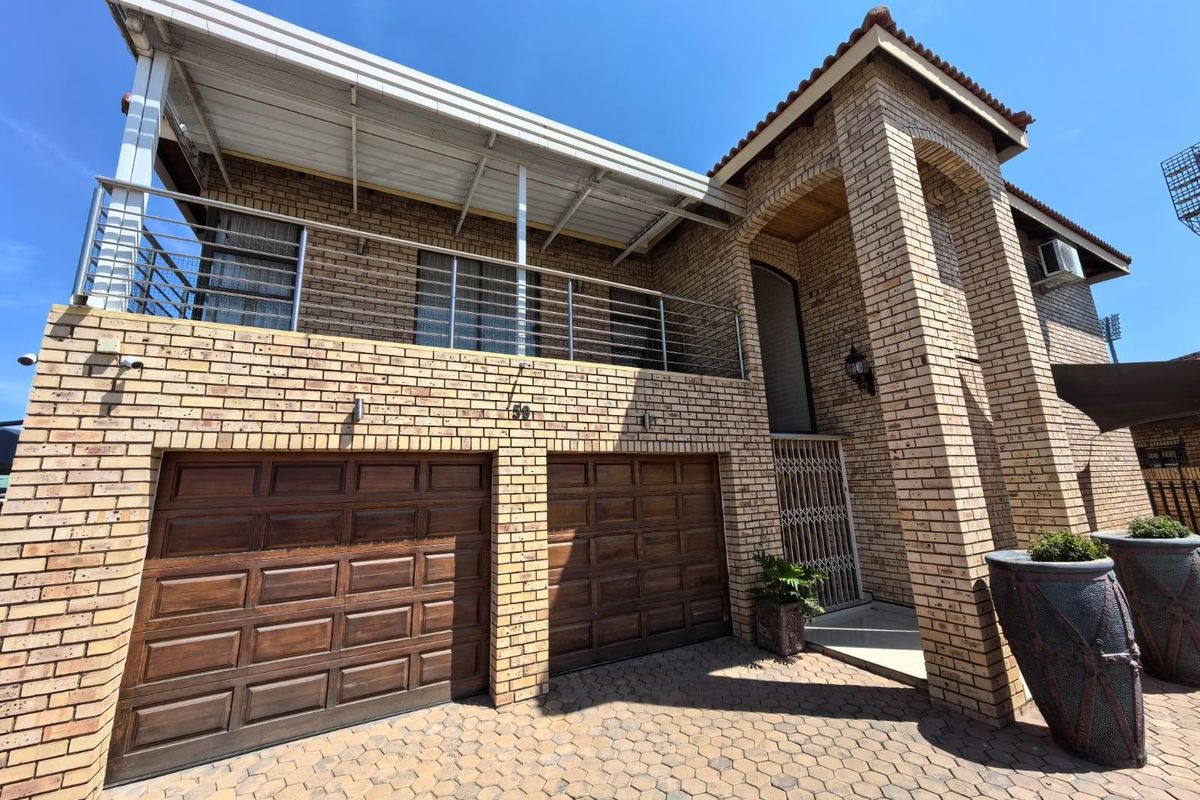 House For Sale in Roylglen Gardens, Kimberley - Photo 2