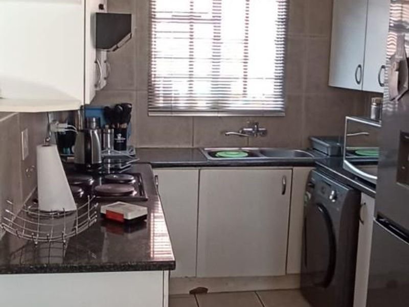 House For Sale in Rembrandt Park, Johannesburg - Photo 2