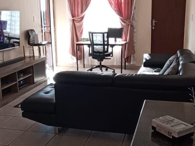 House For Sale in Rembrandt Park, Johannesburg - Photo 4