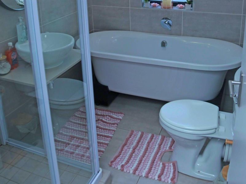 3 Bedroom House For Sale in Thatchfield Ridge, Thatchfield Estate, Centurion - Photo 7