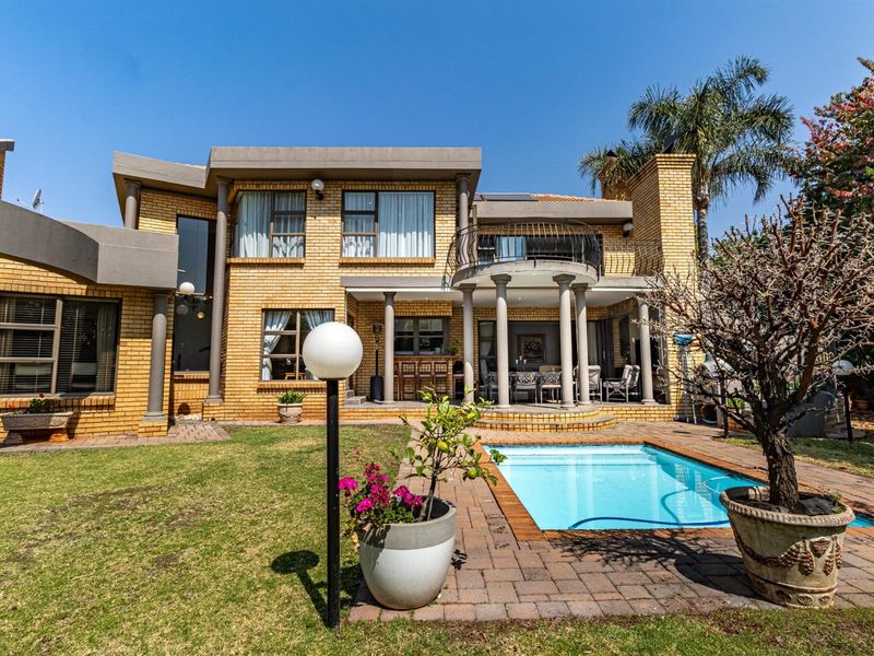 Luxurious 4-Bedroom Family Home in Eldo Glen - Photo 2