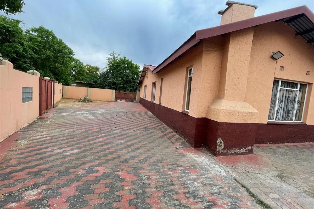 Stunning 3-Bedroom Family House For Sale in Sasolburg Central, Sasolburg - Photo 4