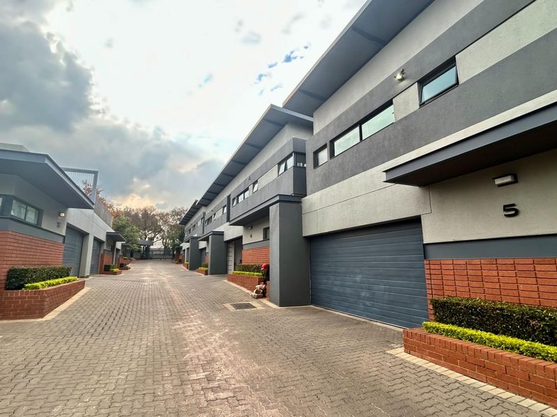 4-Bedroom All En-Suite Home in Secure Complex in Waterkloof Ridge, Pretoria - Photo 1