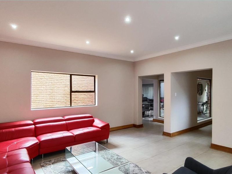 Complex For Sale in Sonneveld, Brakpan - Photo 9