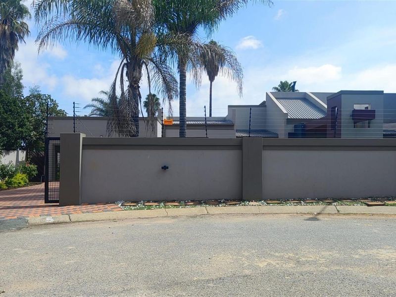 Complex For Sale in Sonneveld, Brakpan - Photo 1
