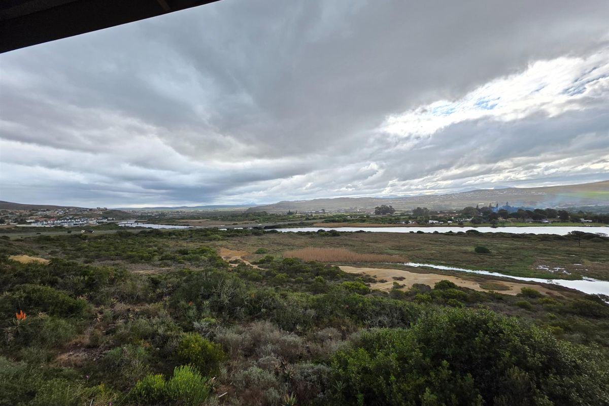 Modern 4 Bedroom House For Sale in Karookraal - Photo 4