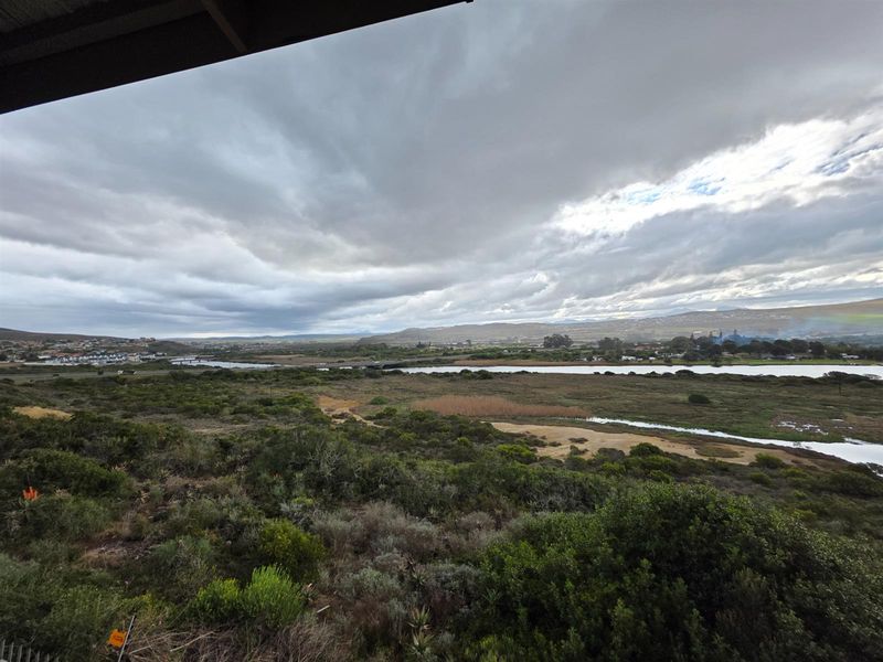 Modern 4 Bedroom House For Sale in Karookraal - Photo 4