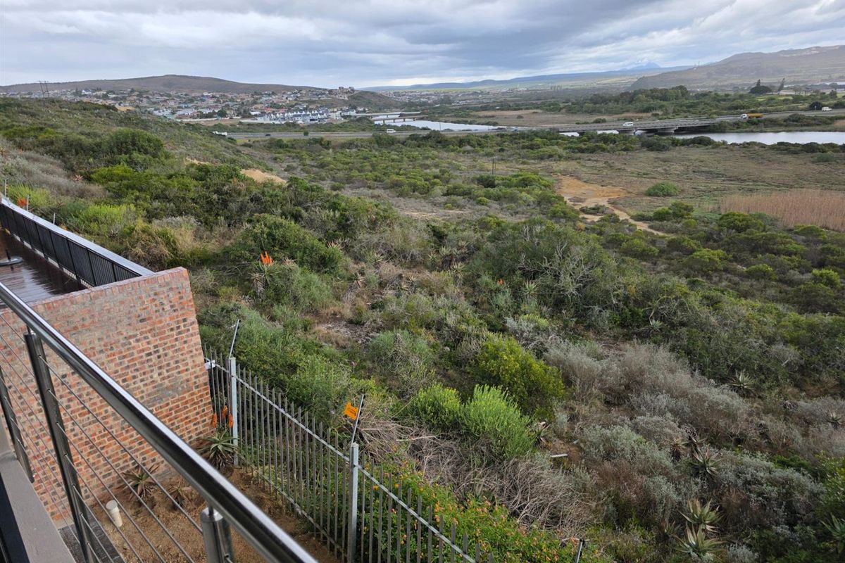 Modern 4 Bedroom House For Sale in Karookraal - Photo 5