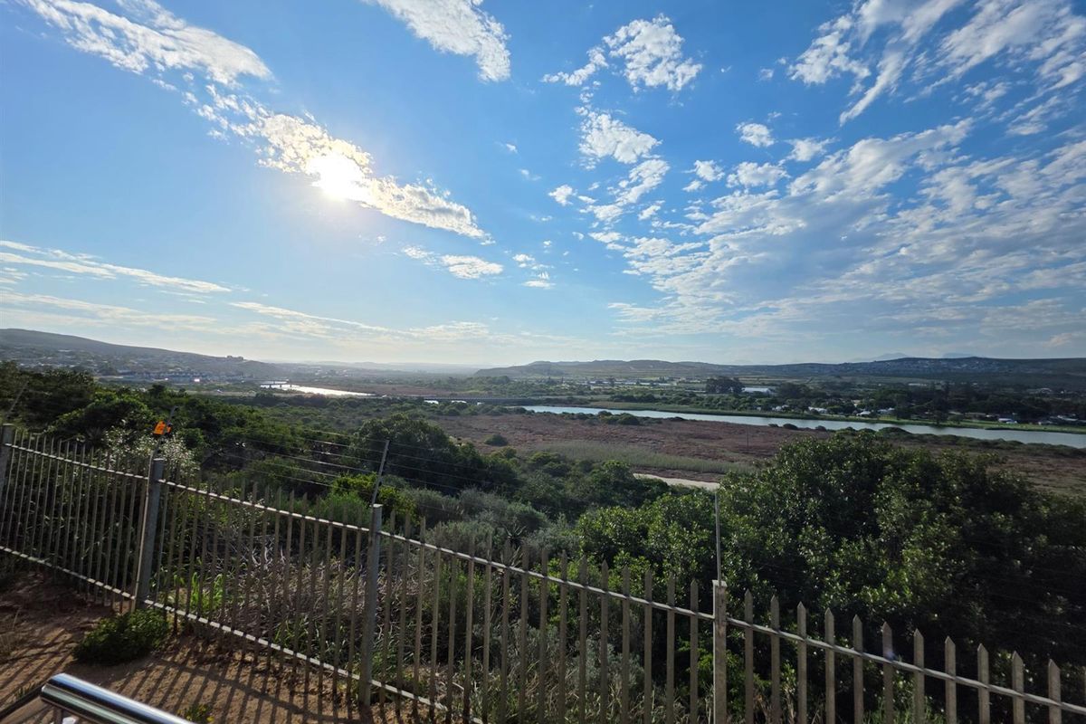 Modern 4 Bedroom House For Sale in Karookraal - Photo 3