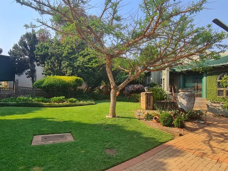 A Home That’s More Than a House - An Artistic Masterpiece in Every Detail - Photo 4