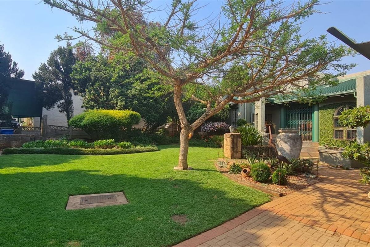 A Home That’s More Than a House - An Artistic Masterpiece in Every Detail - Photo 4