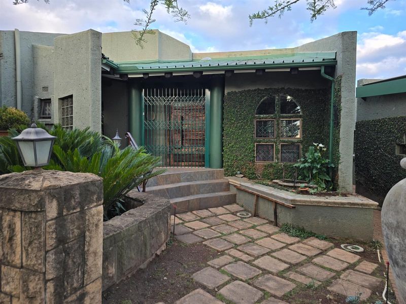 A Home That’s More Than a House - An Artistic Masterpiece in Every Detail - Photo 8