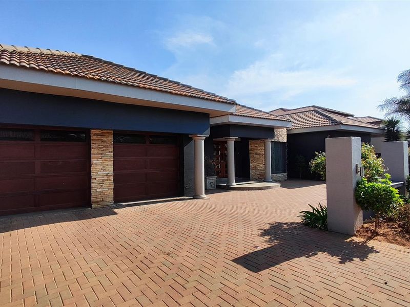Luxe Living in Helderwyk Estate - 5-Bedroom Dream Home Call today to arrange a viewing - Photo 1
