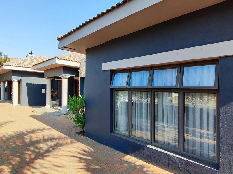 Luxe Living in Helderwyk Estate - 5-Bedroom Dream Home Call today to arrange a viewing - Photo 3