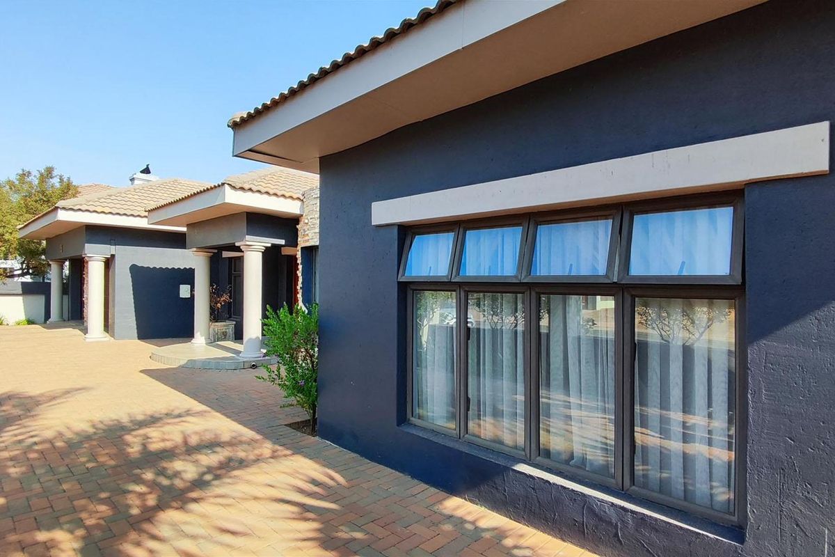 Luxe Living in Helderwyk Estate - 5-Bedroom Dream Home Call today to arrange a viewing - Photo 3