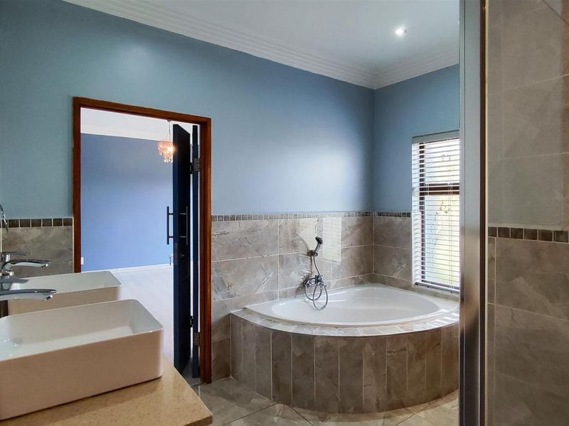Luxe Living in Helderwyk Estate - 5-Bedroom Dream Home Call today to arrange a viewing - Photo 5