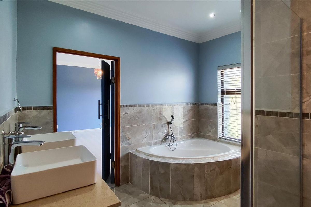 Luxe Living in Helderwyk Estate - 5-Bedroom Dream Home Call today to arrange a viewing - Photo 5