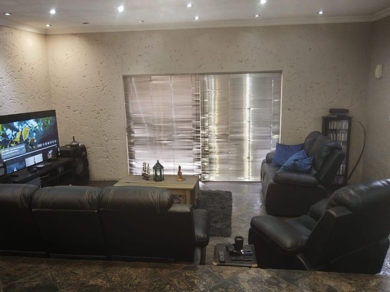 House For Sale in Model Park, Witbank - Photo 7