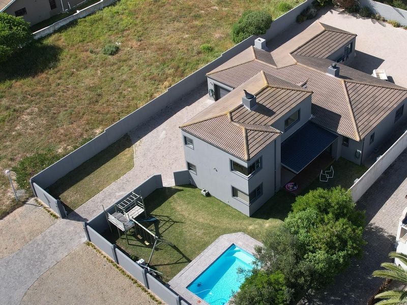 Family home with income in Country Club, Langebaan - Photo 2