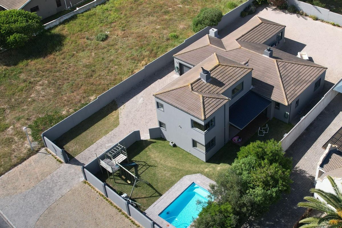 Family home with income in Country Club, Langebaan - Photo 2