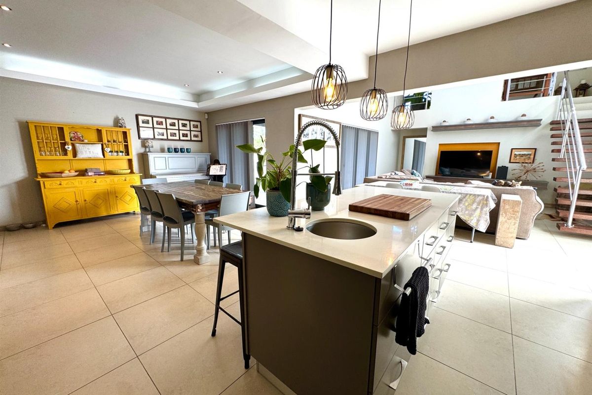 Family home with income in Country Club, Langebaan - Photo 5