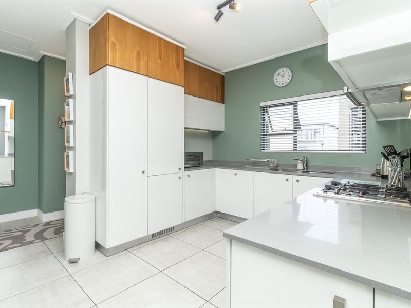 Newly Furnished Modern Upmarket Apartment To Rent in The Polofields, Waterfall, Midrand - Photo 10