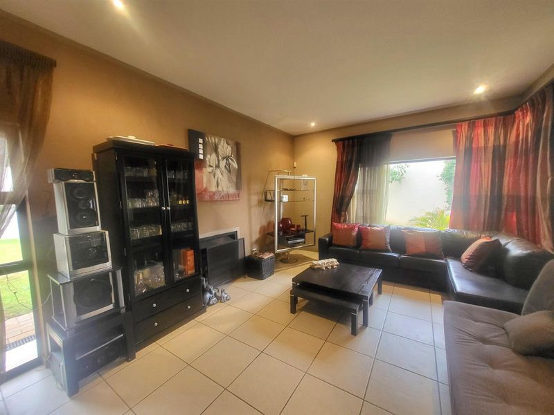 Charming 3 Bedroom Cluster For Sale in St Andrews, Bedfordview - Photo 8