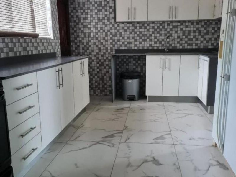 Stunning and precious 5 bedroom home,5  bathroom perfectly nestled in the heart of glenwood,berea - Photo 8