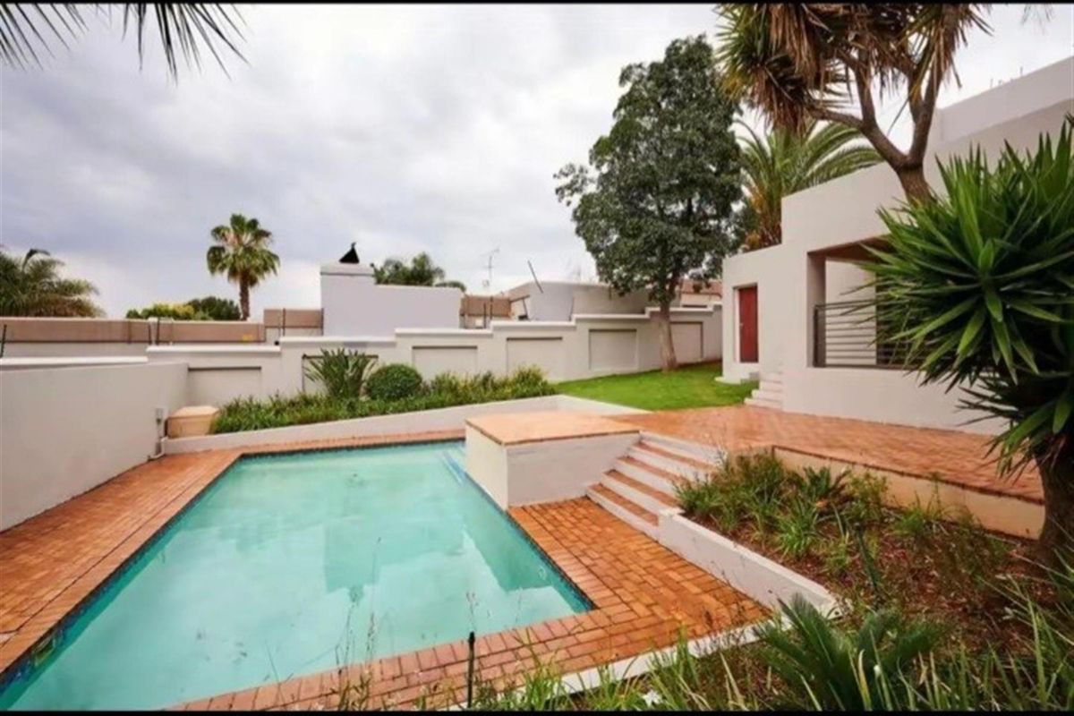 Apartment For Sale in Paulshof, Sandton - Photo 2
