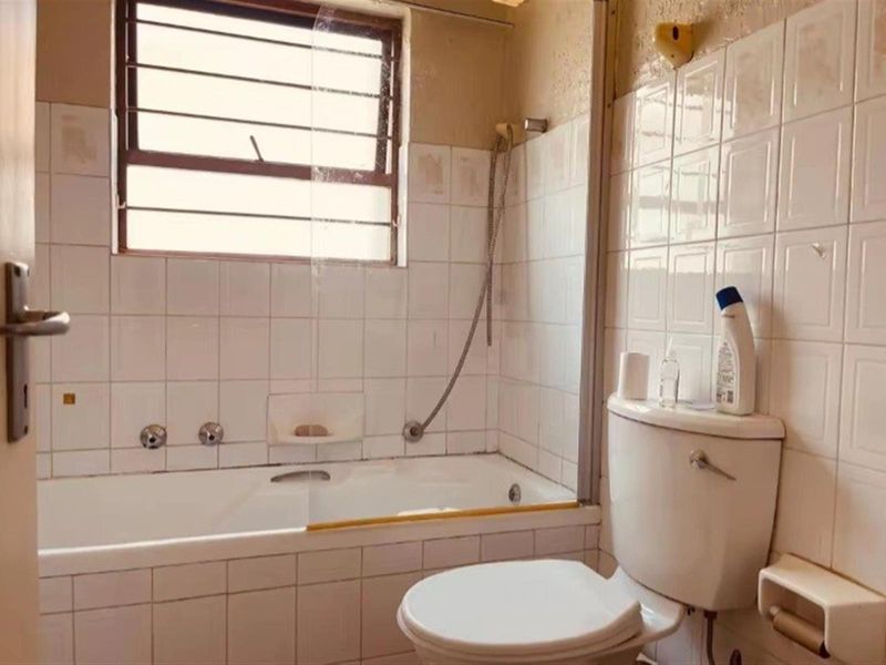 Apartment For Sale in Paulshof, Sandton - Photo 3