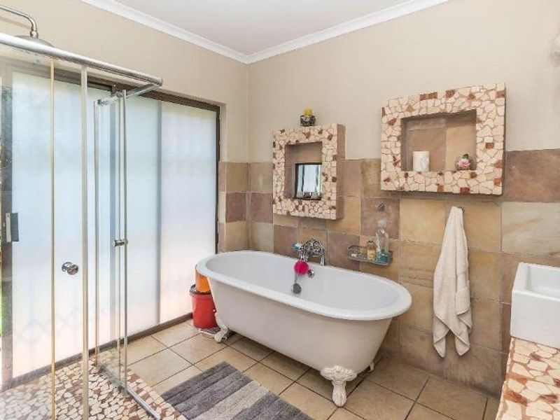Townhouse For Sale in Panorama Park, Kingsburgh, KwaZulu Natal - Photo 3