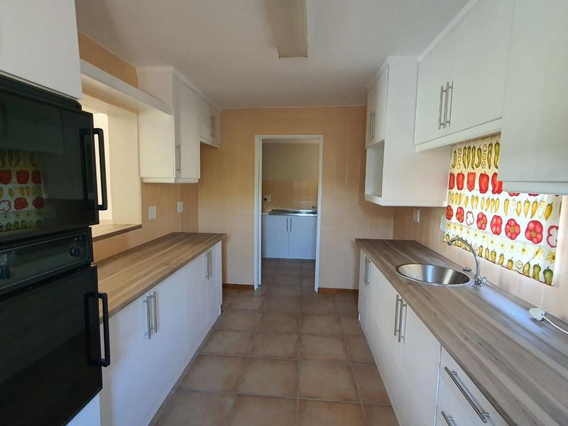 Stunning 6-Bedroom Home with Ocean Views in Bayview, Hartenbos - Photo 8