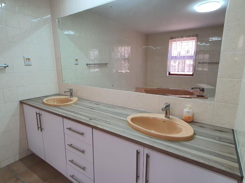 Stunning 6-Bedroom Home with Ocean Views in Bayview, Hartenbos - Photo 6