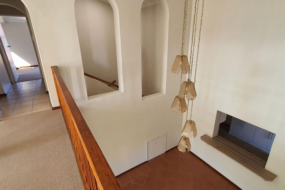 Stunning 6-Bedroom Home with Ocean Views in Bayview, Hartenbos - Photo 4