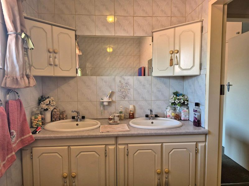 Charming Silverton Townhouse with 3 Bedrooms and a Beautiful Private Garden. - Photo 7