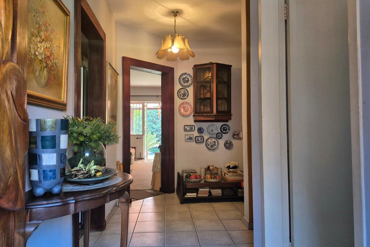 Charming Silverton Townhouse with 3 Bedrooms and a Beautiful Private Garden. - Photo 4