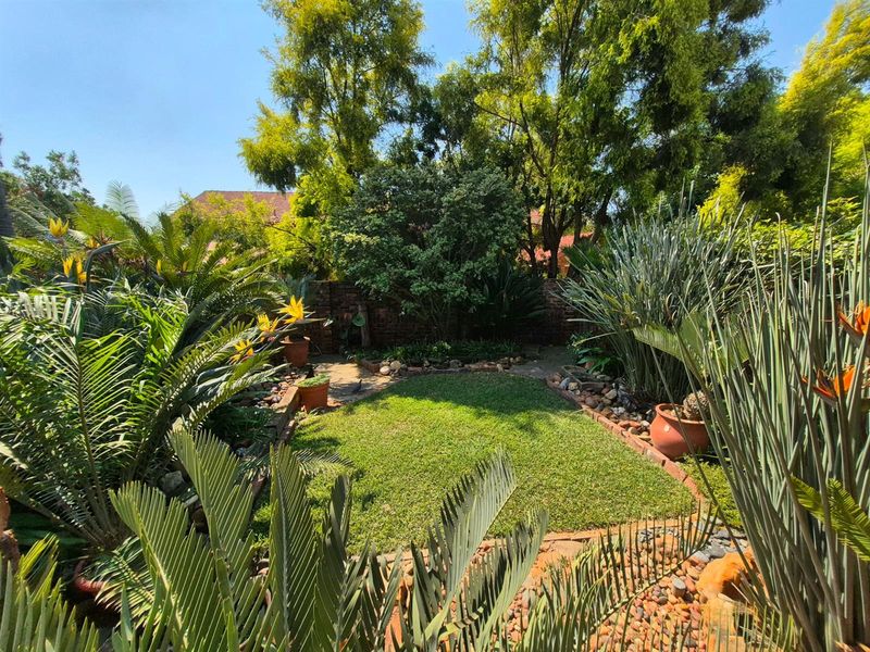 Charming Silverton Townhouse with 3 Bedrooms and a Beautiful Private Garden. - Photo 2